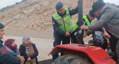 Bilecik Jandarması'ndan traktör sürücülerine 'reflektör' uyarısı
