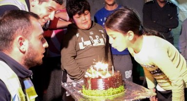 Bursalı ekiplerden çadırda doğum günü sürprizi