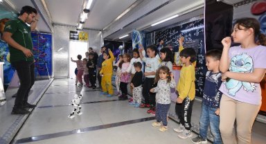 Depremzede çocuklar Konya Tır'ı ile moral buluyor