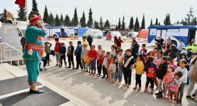 Depremzede çocuklara Hacivat Karagöz sürprizi