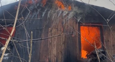 Düzce'de yangın: Ahşap ev kullanılamaz hale geldi