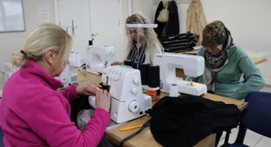 İZMEK'li kadınlar depremzedeler için eşofman üretiyor