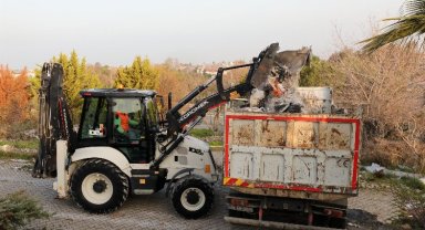 İzmir Narlıdere'de moloz temizleme sürüyor