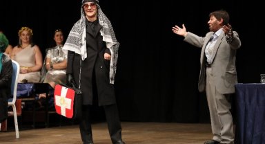 İzmir'de 'Güçlü Kadınlar' afetzedeler için sahne aldı