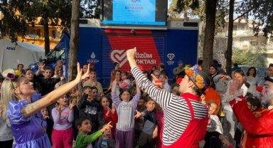 İzmitli gönüllü tiyatrocular Hatay'da minikleri eğlendiriyor