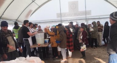 Manisa Büyükşehir depremzedeleri yalnız bırakmıyor