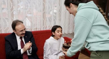 Minik depremzedeye Vali Kızılkaya'dan doğum günü sürprizi