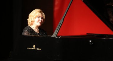 Piyanonun yıldızları Bursa'da depremzedeler için sahnede