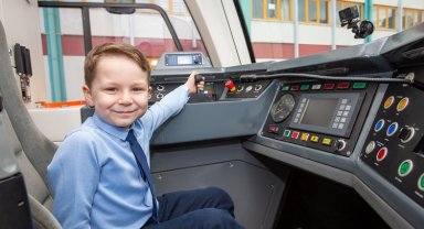 6 yaşında vatman oldu