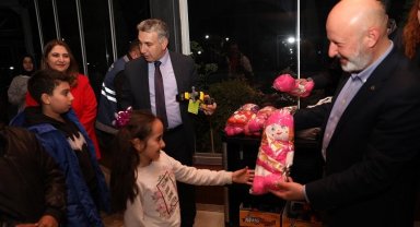 Ahmet Çolakbayrakdar yetimlerle