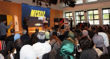 Bakan Koca, Konya'da gençlerle buluştu