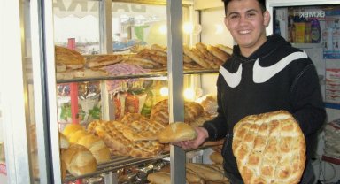 Bursa Yenişehir'deki bu bakkalda pideler bedava