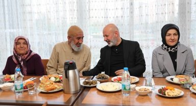 Çolakbayrakdar çifti depremzedelerle bayramlaştı