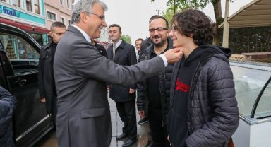 Ekrem Yüce Sakaryalılarla kucaklaştı