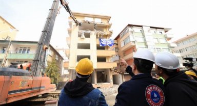 Güvenliği yüzde 0! Çökme riskli 318 binadan biri yıkıldı