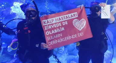 Hastalarıyla 'sağlık' için daldılar!