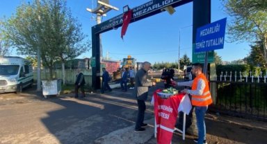 Kabir ziyaretçilerine lokum ikramı