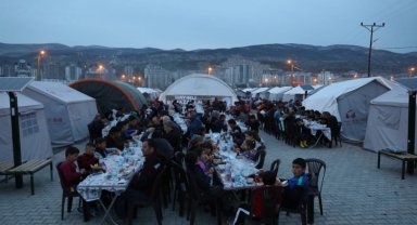 Kayseri Melikgazi Belediyesi'nden çadırkentte iftar sofrası
