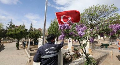 Kayseri Talas mezarlıklarında bayram temizliği