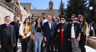 Mardin Valisi Mahmut Demirtaş'tan Süryanilere kutlama