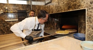 Mehmet Savran pide pişirdi