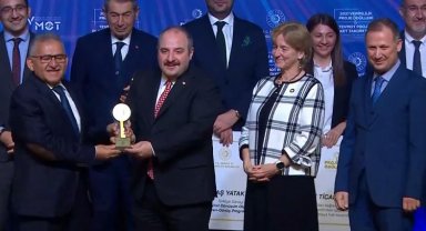 Memduh Büyükkılıç'ın hizmetleri ödüllerle taçlandı