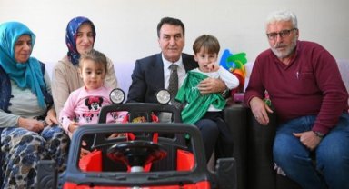 Minik Muhammed'in yüzünü Mustafa Dündar güldürdü