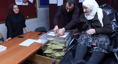 Bursa'da ambulansla okula, sedye ile sandığa