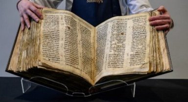 En eski el yazması rekor fiyata satıldı