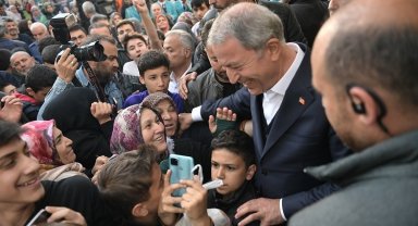 Hulusi Akar'a piknikte vatandaştan ilgi