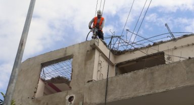 İzmit'te ağır hasarlı bir bina daha yıkılıyor