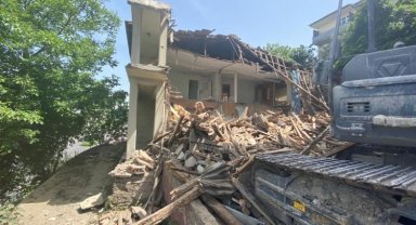 Kocaeli'de hasarlı ve metruk yapıların yıkımına devam