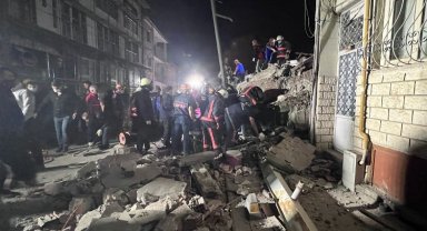 Malatya'da ağır hasarlı bina çöktü!