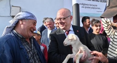 Manisa Saruhanlı'da Başkan Ergün'e sevgi seli.. Kuzu hediye edildi