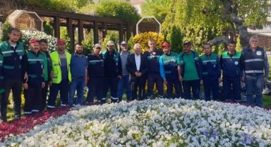 Memduh Büyükkılıç parkta çim biçti