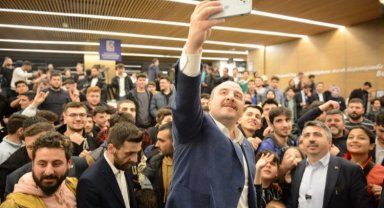 Mustafa Varank 'Uyumayan' gençlerle buluştu