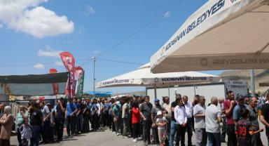 Ahmet Çolakbayrakdar Erkilet'te vatandaşlarla bayramlaştı