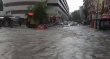 Ankara'yı sel aldı! Araçlar suya gömüldü!