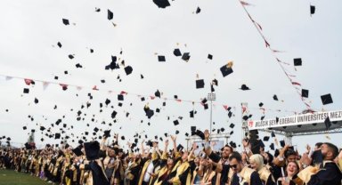 Bilecik Şeyh Edebali'de mezuniyet coşkusu