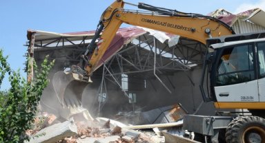Bursa Osmangazi'de meyve bahçesindeki kaçak işyeri yıkıldı