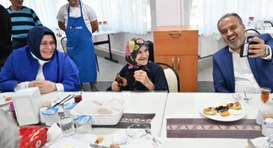 Bursa'da huzurevinde bayram neşesi