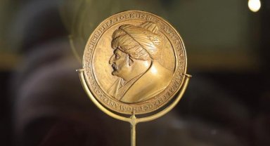 Fatih'in madalyonu evinde sergileniyor