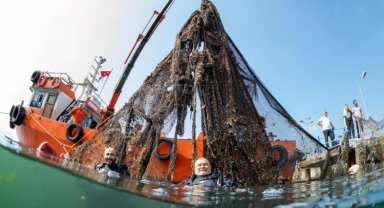 İzmit Körfezinden 5 ton hayalet ağ çıkarıldı
