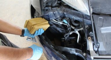 Kaçakçılıkta son nokta! 200 akıllı telefonu araç farına zulalamışlar!