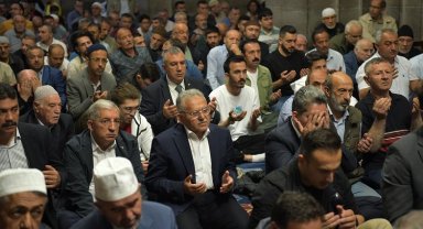 Kayseri protokolü vatandaşlarla bayramlaştı