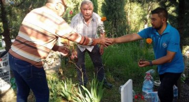 Manisa Büyükşehir'den kabristan ziyaretçilerine gül suyu