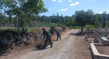 Melikgazi mezarlıkları bayrama hazır