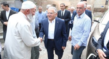 Memduh Büyükkılıç vatandaşlarla kucaklaştı