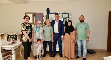 Savran ailesinden çat kapı bayram kutlaması