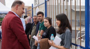 Sınava saniyeler kala genç adayın yardımına Başkan Çalık yetişti